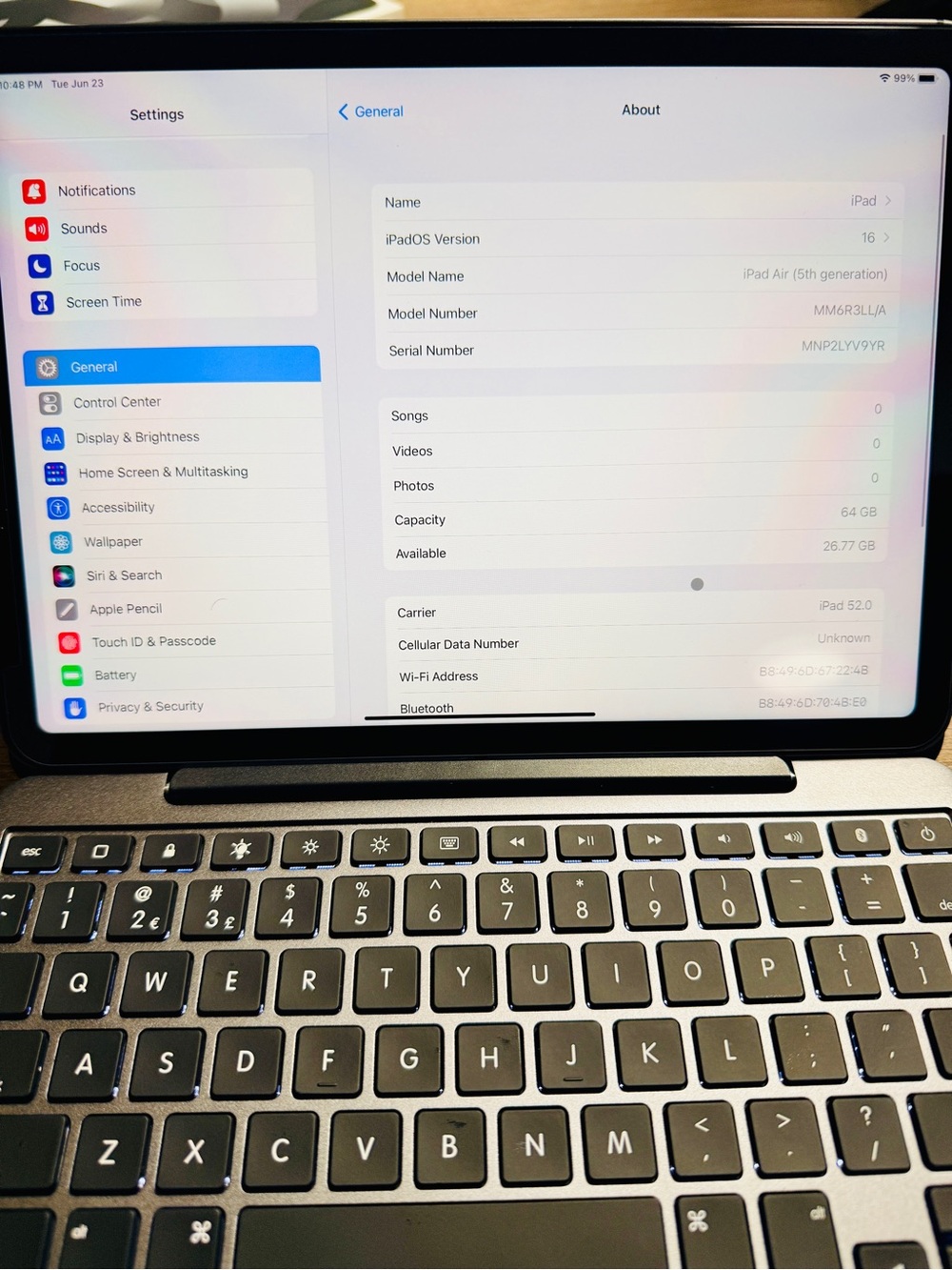 Apple iPad Air 5th Gen (64GB, Wi-Fi + Cellular) + Keyboard case. - Picture 3 of 9